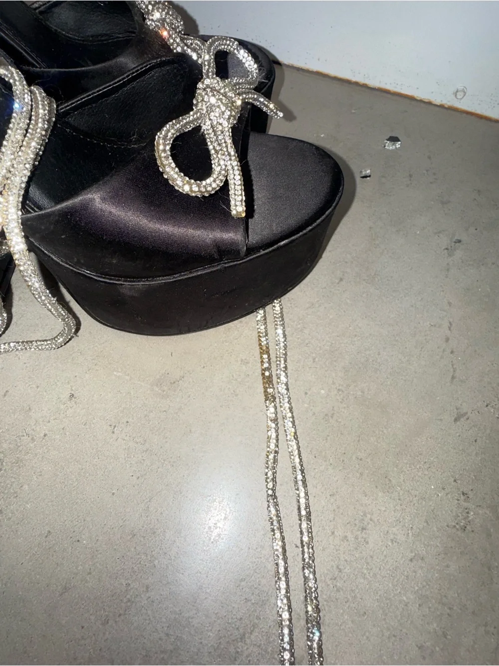 N/A black platform